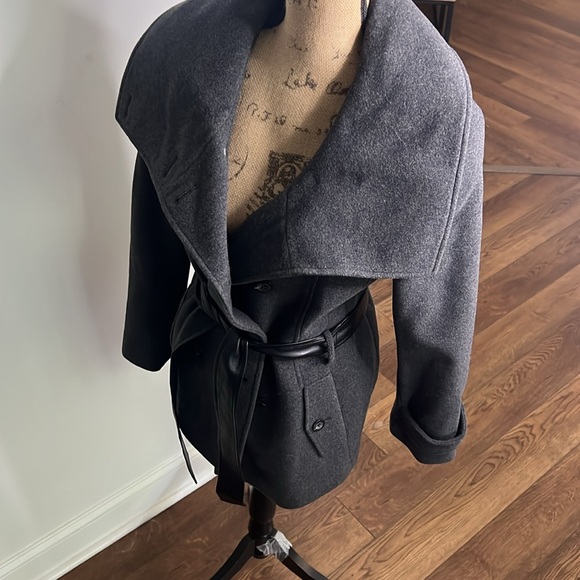 Saks - Picture 8 of 13